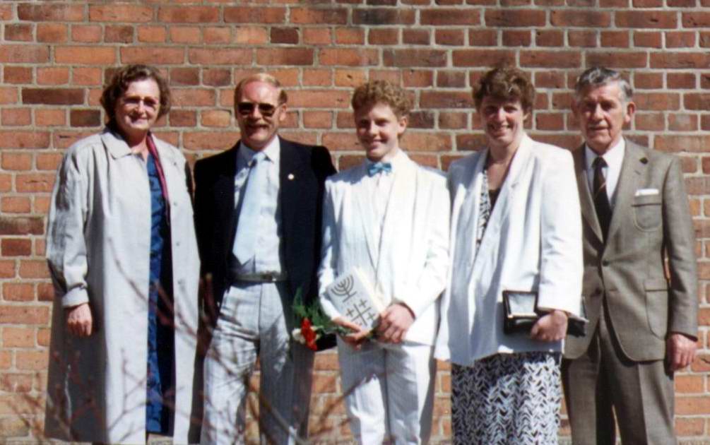 Sct. Michael kirke 26. april 1987 med Mormor og Morfar